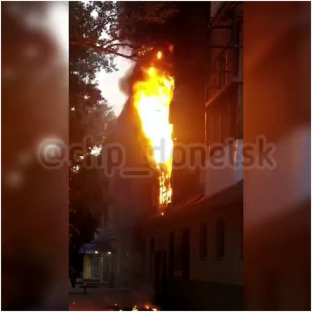 В Макеевке масштабный пожар в жилом доме