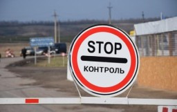 На блокпосту боевиков «ДНР» на асфальте лежала пожилая женщина