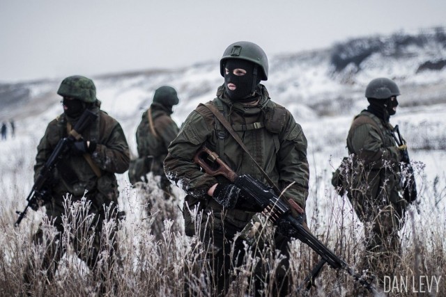 Из РФ через КПП «Гуково» и «Донецк» проходят люди в военной форме