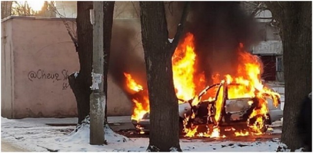 В Луганске на квартале Комарова горел легковой автомобиль