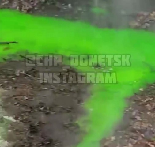В Донецке из дома на ул. Клайпеды течет неизвестная жидкость зеленого цвета