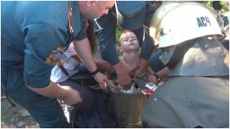 В Луганске 7-летнего ребенка достали из алюминиевого бидона