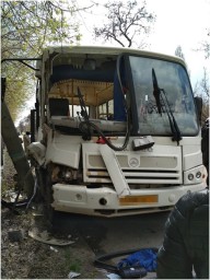В Макеевке в автобусе, который врезался в железный столб, травмированы 5 человек