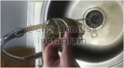 В Донецке из кранов вместо воды течет грязь