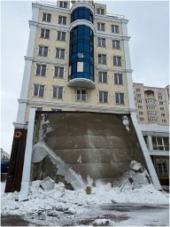 В Донецке обвалился козырек над входом в отель «Европа»