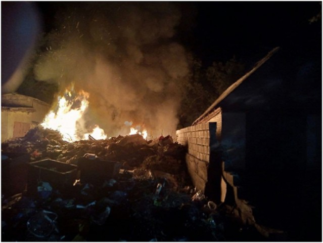 В Макеевке ночью горела свалка мусора