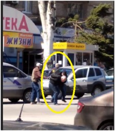 В центре Донецка неизвестные задержали мужчину