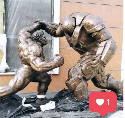 В Донецке поставили скульптуру Халка