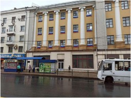 В центре Донецка на здании появились странные флаги