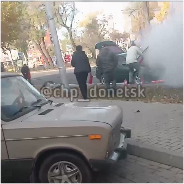 В центре Донецке загорелся автомобиль