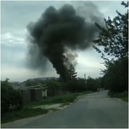 В Донецке во дворе жилого дома горит машина