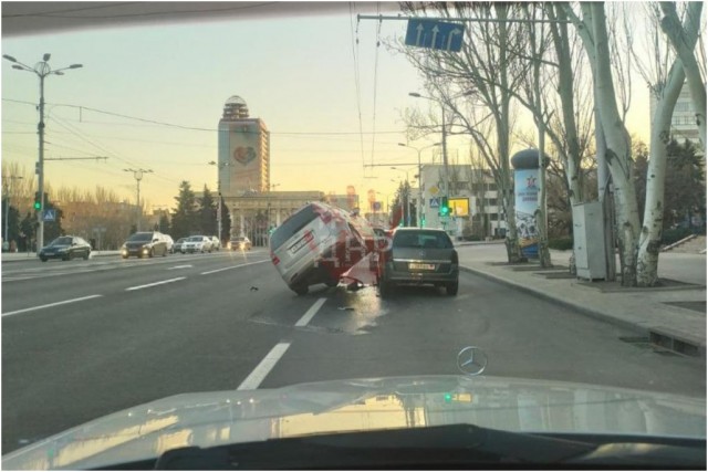 В центре Донецка произошло серьезное ДТП, из-за которого остановили движение троллейбусов