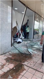 В центре Луганска автомобиль въехал в витрину магазина