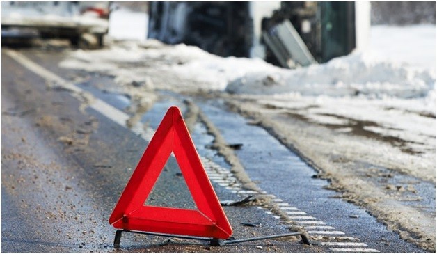 В Макеевке на ул. Ленина автомобиль врезался в бетонный столб на обочине