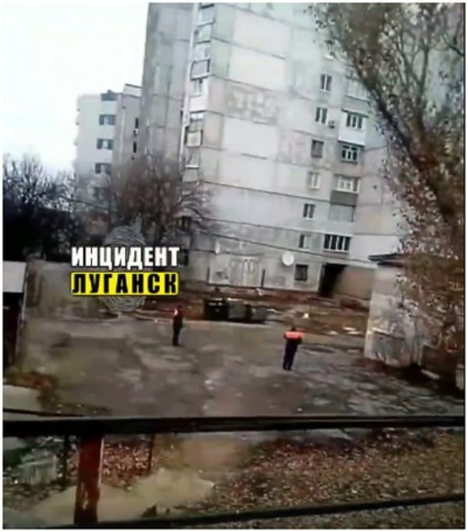 В Луганске в дневное время возле детского сада ведется отстрел собак