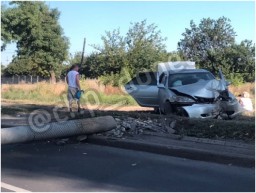 В Петровском районе Донецка автомобиль врезался в столб и повалил его
