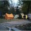 В Донецке перед гостиницей Park Inn остались военные палатки и полевая кухня