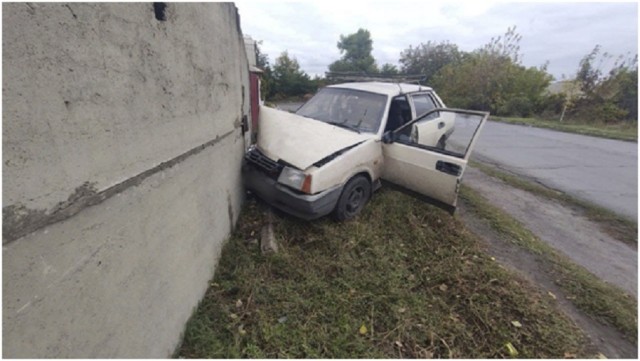 В н.п. Червонопартизанск автомобиль совершил наезд на женщину и врезался в бетонный забор