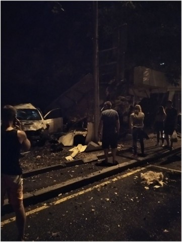 В Донецке автомобиль врезался и разбил ларек на остановке
