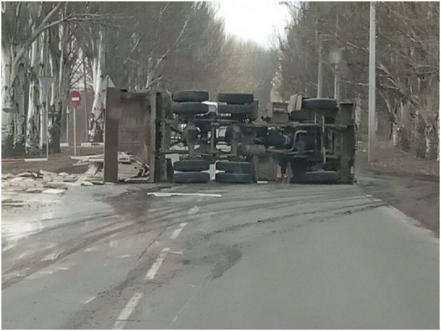 В Донецке в районе шахты «Лидиевка» опрокинулась фура
