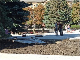 В Горловке вокруг фонтана на площади Победы ставят метровую металлическую решетку