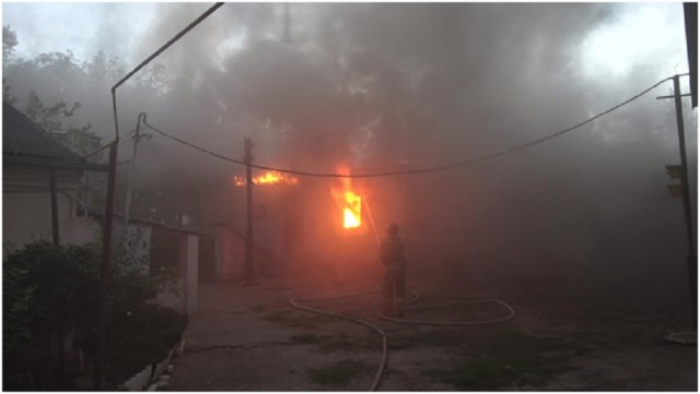 В Луганске на территории больницы произошел пожар