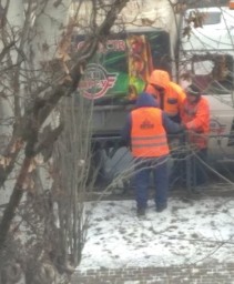 В Донецке начали срезать металлические ограждения возле проезжей части Киевского проспекта