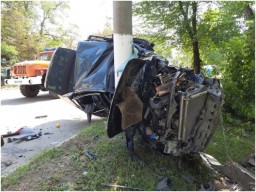 В н.п. Кадиевка погиб водитель авто, врезавшегося в дерево и бетонную опору