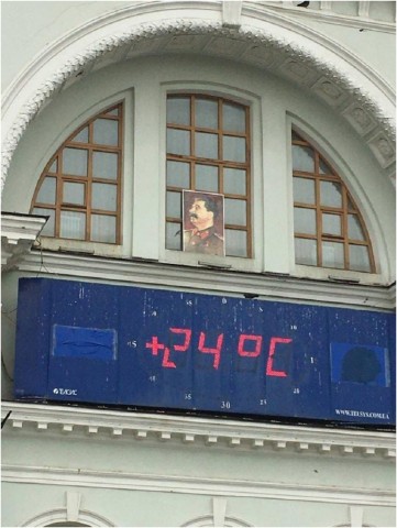 В Донецке на здании железнодорожного вокзала вывесили портрет Сталина