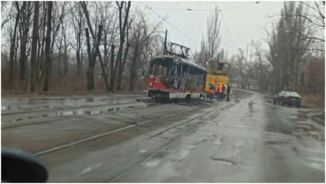 В Донецке в районе остановки «Шахта № 12/18» во время движения загорелся трамвай