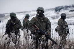Через КПП «Гуково» и «Донецк» проходят лица в военной форме