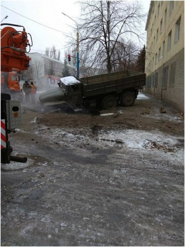 В Луганске «военный грузовик» провалился в «участок теплотрассы»