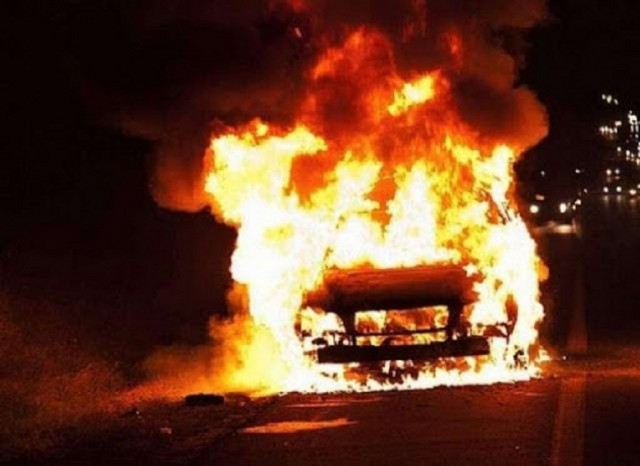 В Луганске ночью сожгли автомобиль с боеприпасами