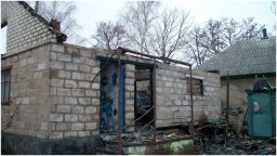 В н.п. Хрустальный сгорела крыша жилого дома, автомобиль и хозпостройки