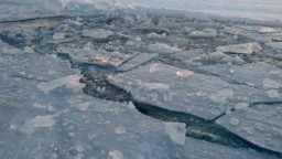 В н.п. Петровское водолазы ищут двоих людей, провалившихся под лед